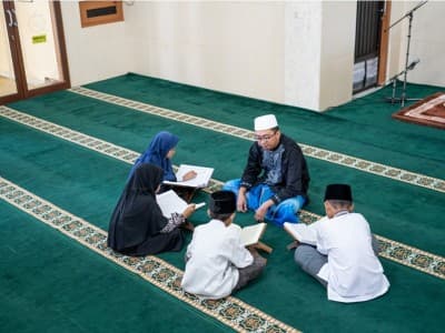 Nasihat Ibu Sufyan ats-Tsauri kepada Anaknya tentang Menuntut Ilmu