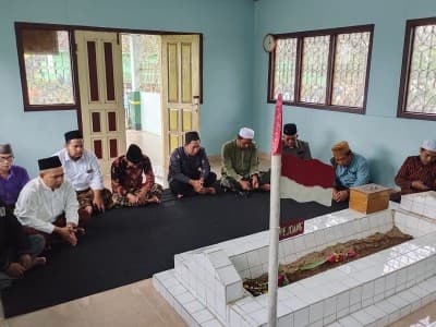 Susun Buku Biografi, RMINU Ziarahi Tujuh Ulama Kharismatik Pringsewu