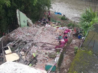 Muslimat NU Jember  Bergerak Cepat  Sumbang  Korban Banjir  Sungai Bedadung