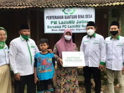 Senyum Janda Miskin Terima Bantuan Modal dari LAZISNU Jatim