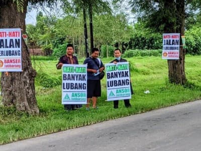 Cegah Kecelakaan, Banser Brebes Pasang Spanduk Ingatkan Pengguna Jalan