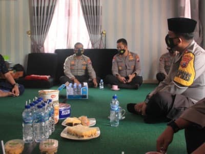 Terima Kunjungan Polres Bojonegoro, Kiai Anwar Zahid Dukung Sosialisasi Prokes