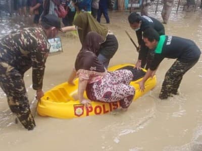 Aksi Banser dan LPBINU Subang Bantu Korban Banjir Pantura