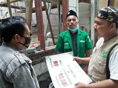LAZISNU Kota Surabaya Bantu Anggota Banser Bangun Rumah