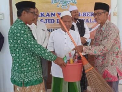 Bersih-bersih Masjid di Sumenep Ajak Masyarakat Cintai dan Hidupkan Masjid