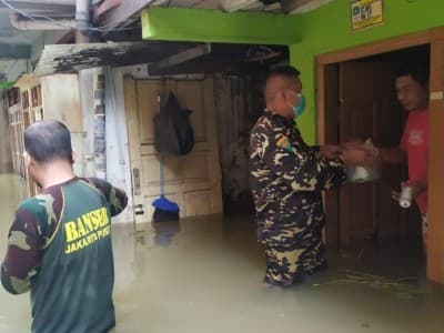 Relawan NU Peduli Bantu Warga Terdampak Banjir Jakarta Tanpa Disuruh