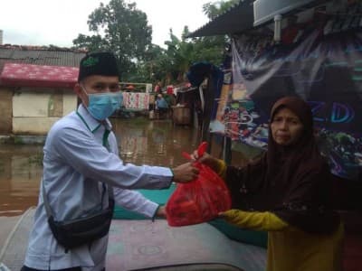 Banjir Jakarta Selatan, LAZISNU Berikan Bantuan untuk Warga