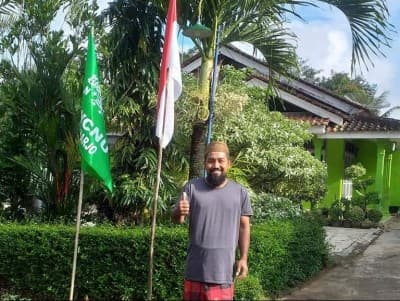 Warga NU Pringsewu Ramai-ramai Pasang Bendera NU dan Merah Putih