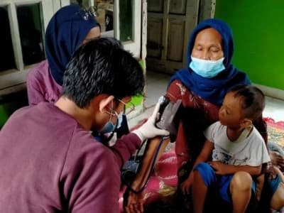 NU Bekasi Periksa Kesehatan Warga dan Bersihkan Lumpur di Lokasi Terdampak Banjir