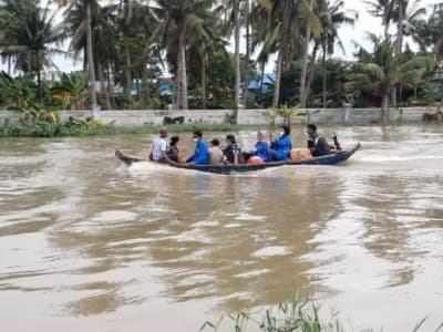 Pakai Perahu, Relawan NU Salurkan Bantuan untuk Warga Muara Gembong Bekasi