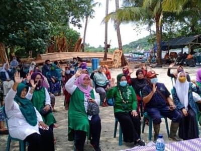 IPPNU Pesawaran Lampung Bagikan Sembako di Pulau Tegal