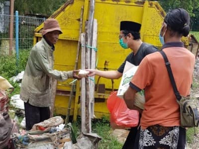 Ansor Sawahan Rembang Bagikan Nasi Bungkus lewat Jumat Berbagi