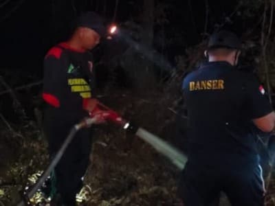 Tangani Kebakaran Hutan, Banser Kepulauan Meranti Sampai Bermalam di Hutan