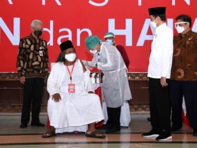 Gus Muwafiq Divaksin, Jokowi Berharap Aktivitas Keagamaan Berjalan Baik