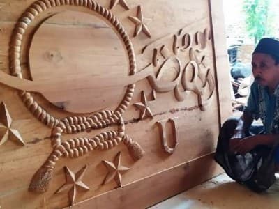 Nahdliyin di Sumenep Ini Ahli Ukir Lambang NU