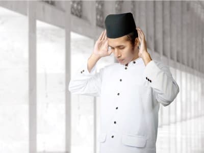 Ihwal Perdebatan Hukum Melafalkan Niat Shalat