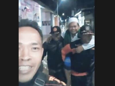 Banser di Jombang 'Terjang' Banjir dan Gendong Kiai Pulang Pengajian