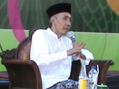 KH Ubaidillah Shodaqoh: Pondok Pesantren Soko Guru Pendidikan