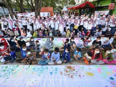 PWP Pertamina Ajak Anak-anak Pengungsian di Balongan Melukis Bersama