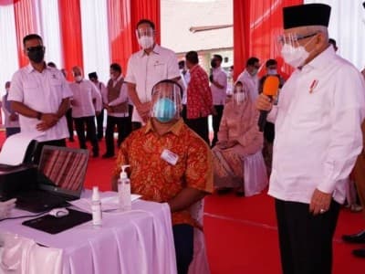Wapres Tinjau Vaksinasi di Pariaman