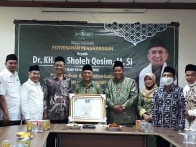 KH Sholeh Qosim Terima Penghargaan dari LTM PBNU