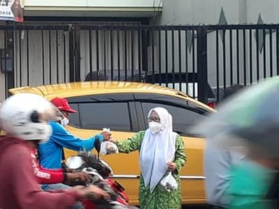 Fatayat NU Jakarta Bagikan Takjil dari Iuran Kader