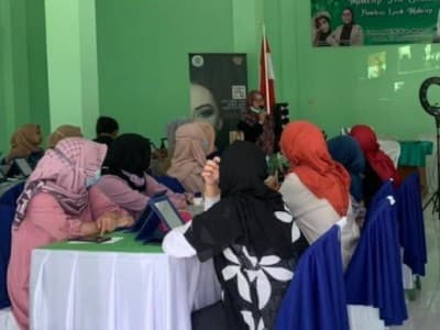 Pelatihan Tata Rias Fatayat NU Bogor Bekal Wirausaha Kecantikan
