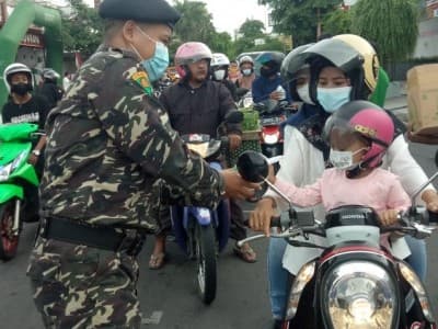 Sambut Harlah Ke-87, Ansor-Banser di Banyuwangi Bagi-bagi Takjil