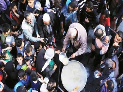 Gaza man donates traditional food to the poor