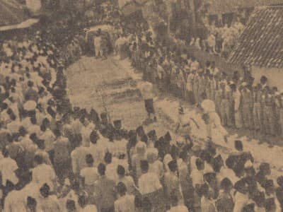 Masyarakat Berdiri Sepanjang Jalan Surabaya-Jombang Sambut Jenazah KH Wahid Hasyim