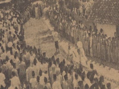People stand along Surabaya-Jombang street to welcome the body of KH Wahid Hasyim