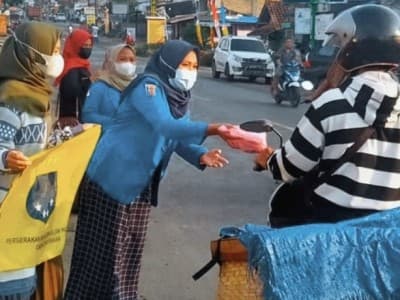 Hari Kartini, Kopri PMII Way Kanan Lampung Bagikan Paket Berbuka Puasa