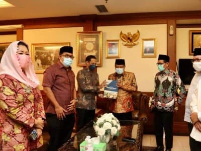 Kepada Mendikbud, Ketum PBNU Sampaikan Prinsip Cinta Tanah Air KH Hasyim Asy'ari