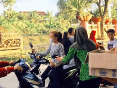 ​​​​​​​Fatayat NU Way Kanan Lampung Bagikan Takjil Hingga Anak Cabang
