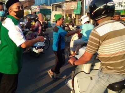 Ansor-Banser Hulu Sungai Tengah Bagikan Ratusan Paket Berbuka dan Masker