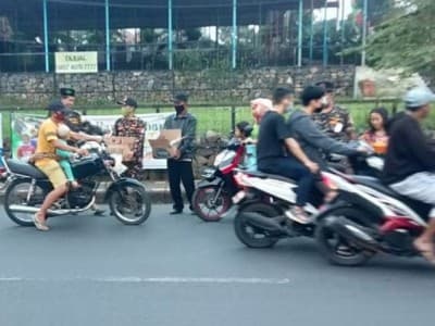 Berbagi Takjil, Banser Bogor Tengah Edukasi Aghnia