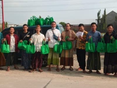 Santuni Yatim Piatu, IKSAB TBS Kudus 2015 Bagikan Yanbu’a dan Fasholatan