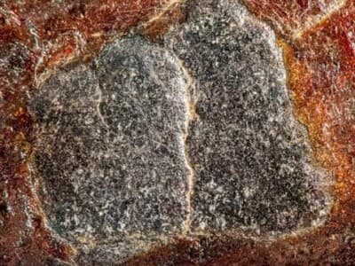 Perhatikan Wujud Hajar Aswad Sebelum Menciumnya