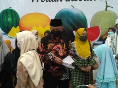 Mantan Penjual Es Keliling Jember, Kini Bagikan Zakat Mal Rp2,288 Miliar