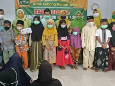 Akhiri Ramadhan, Muslimat NU Kalisat Jember Serahkan Sembako dan Santuni Anak Yatim