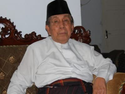 AGH Sanusi Baco, Gus Dur, dan Kisahnya Berhenti Merokok