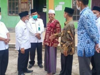 Plt Kakanwil Kemenag Sumbar Awali Tugas dengan Ziarahi Makam Ulama dan Sowan ke Pesantren
