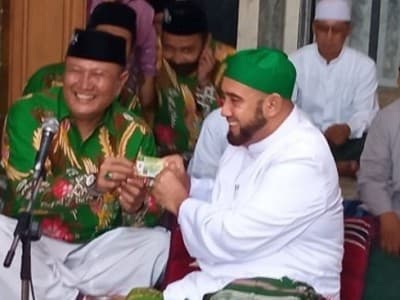 Silaturahim ke Habib Syech, PCNU Surakarta Serahkan Kartanu
