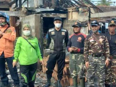 Puluhan Banser Bakti Sosial Bersihkan Puing-puing Kebakaran Pasar Sukorejo Kendal