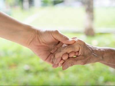 Khutbah Jumat: Keutamaan Berbakti kepada Kedua Orang Tua