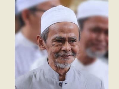 Innalillahi, Mustasyar PBNU KH Nawawi Abdul Jalil Sidogiri Wafat