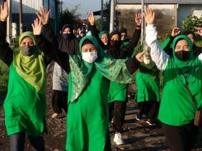 Cegah Lonjakan Covid-19, Muslimat NU Sukorambi Jember Gelar Jalan Sehat