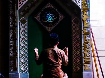 Imam Al-Ghazali: Berdoa Bukan Berarti Tak Rela dengan Takdir