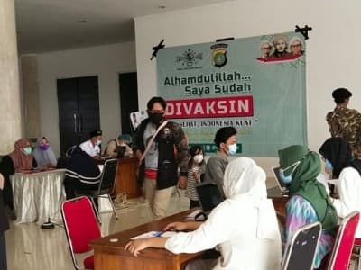 Non-Muslim dan Ribuan Warga Ikuti Vaksinasi di Masjid Raya KH Hasyim Asy’ari
