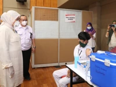 Menaker Ida Tinjau Pelaksanaan Vaksinasi Gotong Royong bagi Pekerja di Karawang